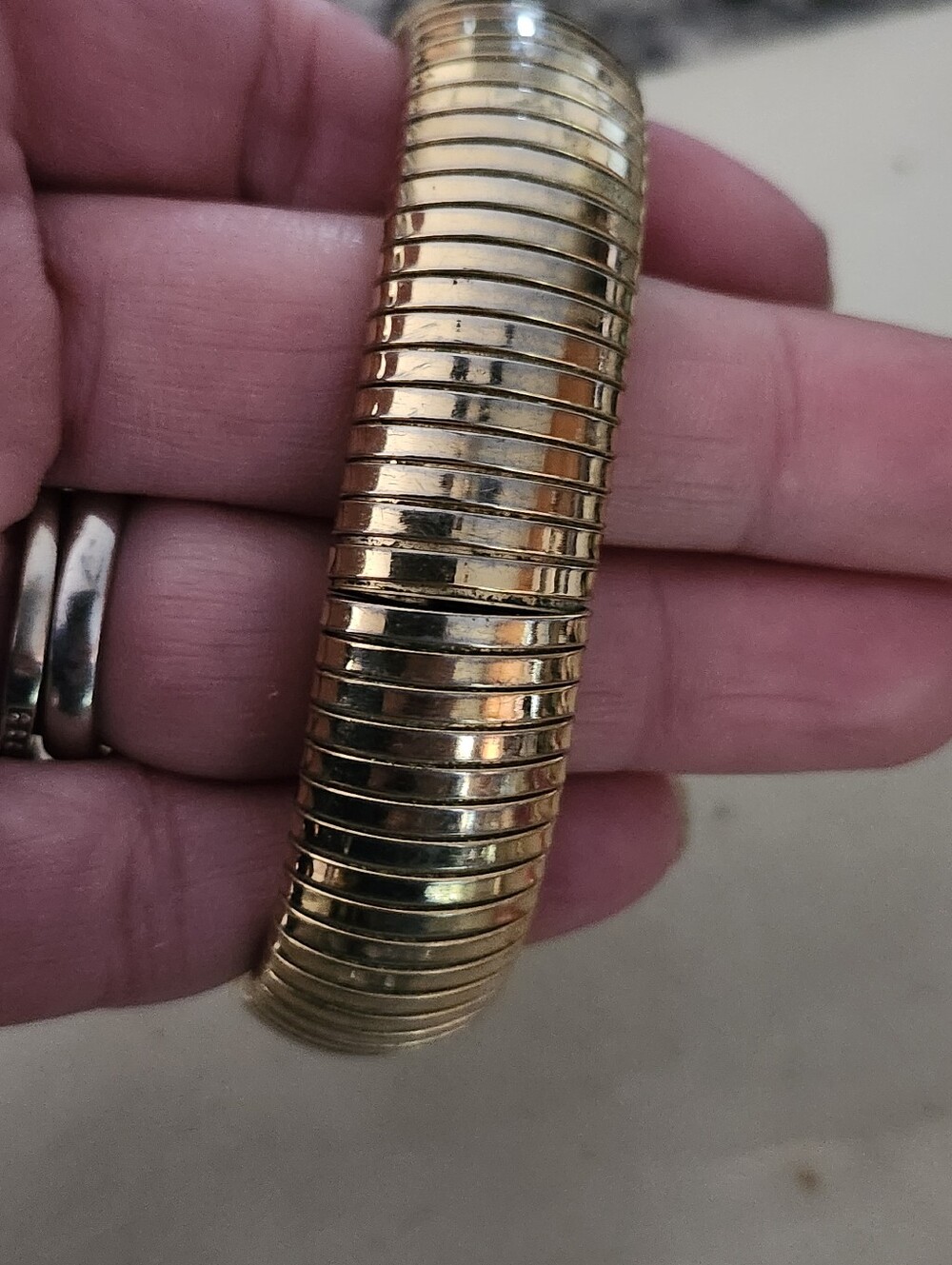 Elegant Gold Tone Ribbed Stretch Bangle Bracelet - Picture 3 of 12